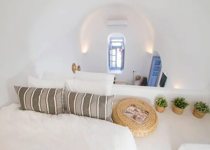 Twin Cave House Ия